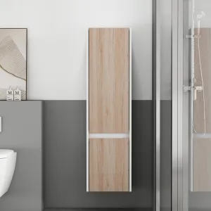 Vysoká závesná kúpeľňová skrinka Houseland Nivra dub/biela
