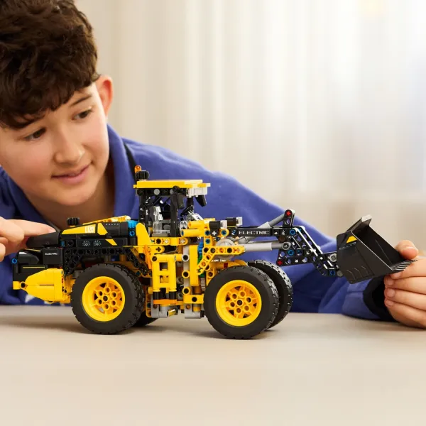 LEGO® Technic 42209 Kolesový nakladač Volvo L120 Electric