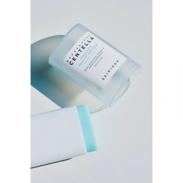 SKIN1004 Madagascar Centella Hyalu-Cica Silky-Fit Sun Stick ochranná hydratačná tyčinka SPF 50+ 20 g