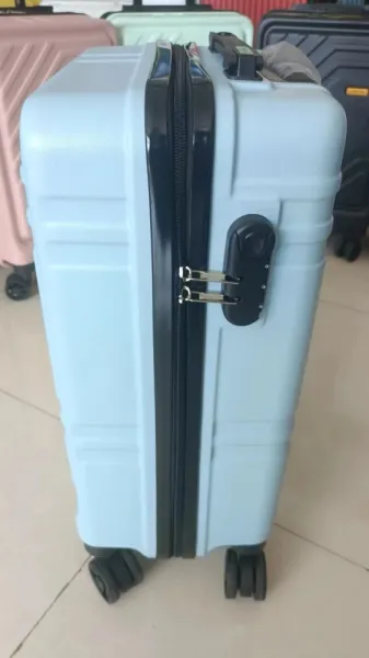 ŠtýlovýcestovnýkuforsTSAzámkom56cm4kolieskamodrá