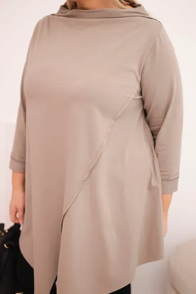 Plus size asymetrická blúzka s vyhrnutými rukávmi