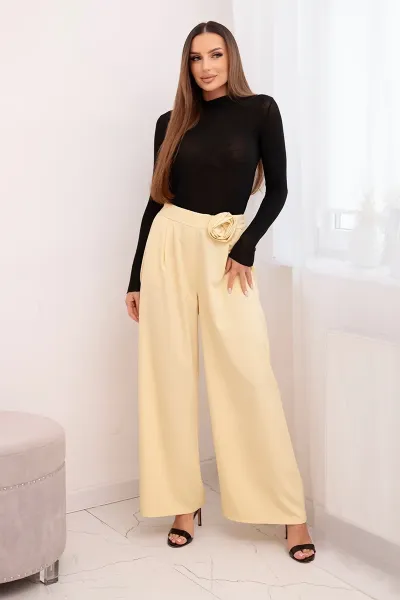 Kesi Włoski Dámske elegantné nohavice so širokým strihom a ozdobným kvetom žlté