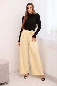 Kesi Włoski Dámske elegantné nohavice so širokým strihom a ozdobným kvetom žlté