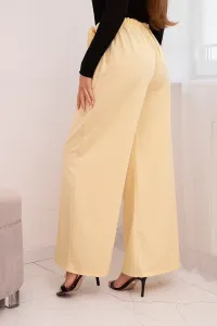 Kesi Włoski Dámske elegantné nohavice so širokým strihom a ozdobným kvetom žlté