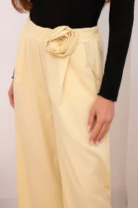 Kesi Włoski Dámske elegantné nohavice so širokým strihom a ozdobným kvetom žlté