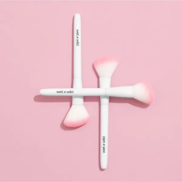 Wet n Wild Essential Blush Brush štetec na lícenku 1 ks