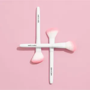 Wet n Wild Essential Blush Brush štetec na lícenku 1 ks