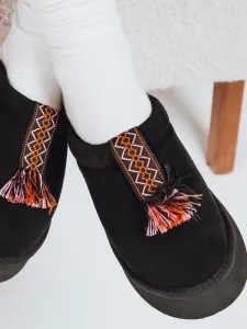 Čierne papuče s červeným detailom