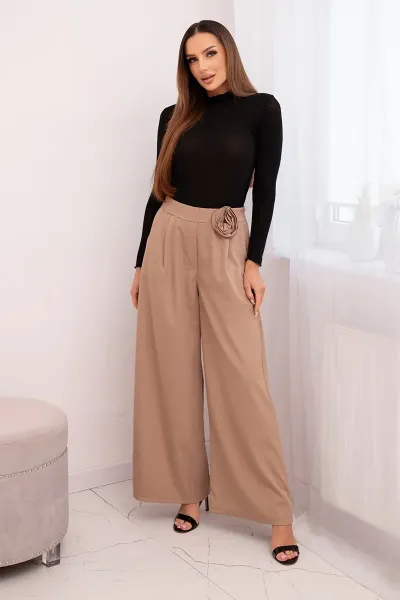 Elegantné dámske nohavice s kvetinovou dekoráciou