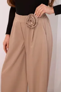 Elegantné dámske nohavice s kvetinovou dekoráciou