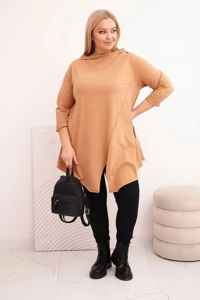 Plus size asymetrická blúzka s rolovanými rukávmi