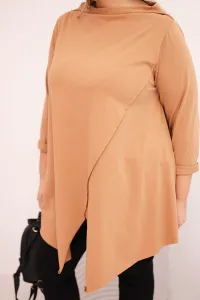 Plus size asymetrická blúzka s rolovanými rukávmi