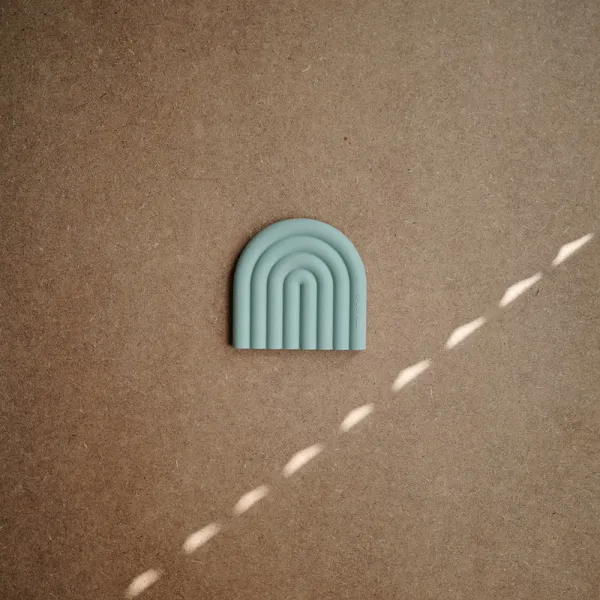 Mushie silikónové hryzatko Rainbow - Shifting Sand