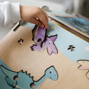 Drevený activity board domček s osvetlením – Dino