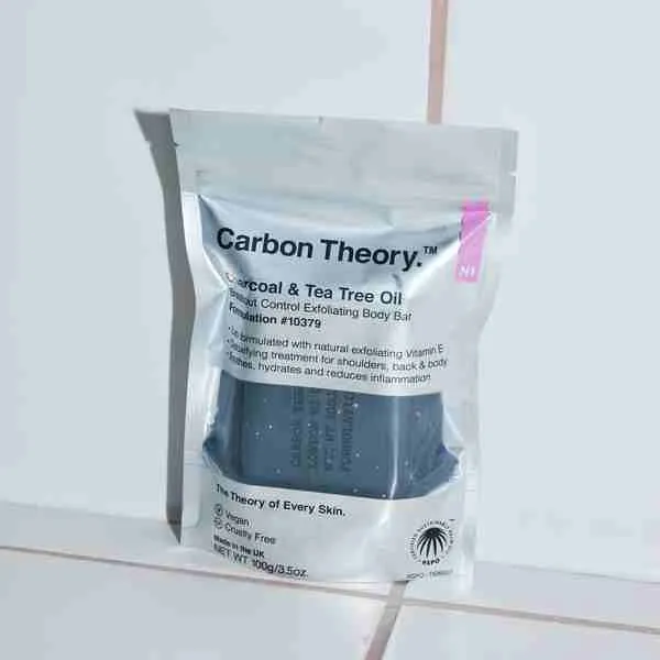 Carbon Theory Charcoal & Tea Tree Oil čistiaci telový peeling pre problematickú a mastnú pokožku 100 g