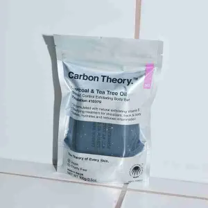 Carbon Theory Charcoal & Tea Tree Oil čistiaci telový peeling pre problematickú a mastnú pokožku 100 g