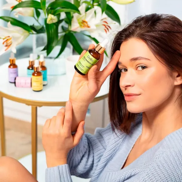 Delia Cosmetics Niacinamide 10% + zinc obnovujúce sérum na tvár, krk a dekolt 30 ml