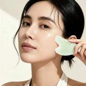 KORIKA Tools Gua Sha Green Jade Stone masážna pomôcka na tvár 1 ks
