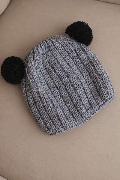 Dámska zimná čiapka s brmbolcami Kesi
