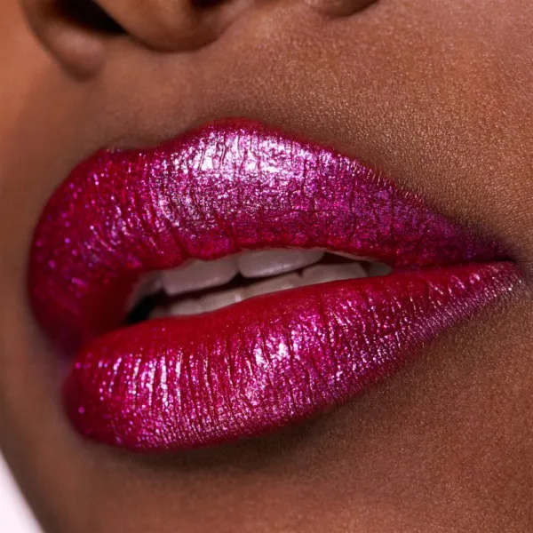 MAC Cosmetics Dazzlelips Crayon trblietavý rúž v ceruzke odtieň Yum Yummy 1.5 g