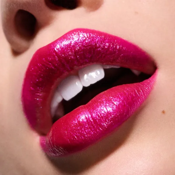 MAC Cosmetics Dazzlelips Crayon trblietavý rúž v ceruzke odtieň Yum Yummy 1.5 g