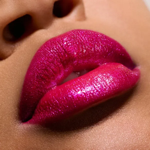 MAC Cosmetics Dazzlelips Crayon trblietavý rúž v ceruzke odtieň Yum Yummy 1.5 g