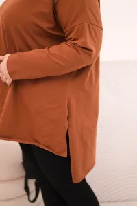 Kesi Dámska blúzka Plus Size asymetrická s dlhým rukávom tmavohnedá camel