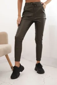 Legínovo Dámske nohavice z ekokože s vreckami a viazaním v páse khaki Farba: Hnedá, Veľkosť: M