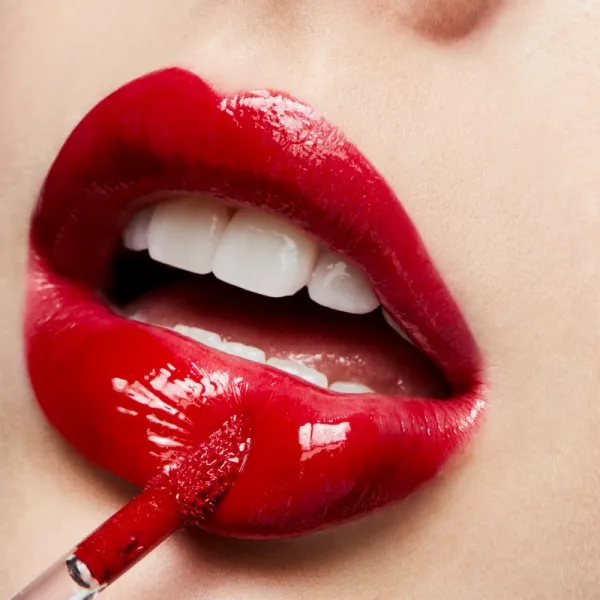 MAC Cosmetics Lipglass lesk na pery odtieň Ruby Woo 3,1 ml