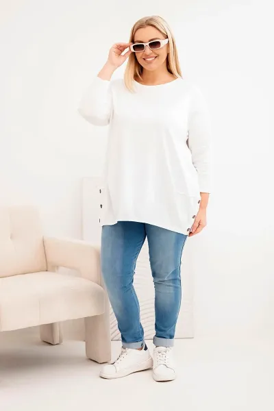 Plus size dámska blúzka s ozdobnými gombíkmi