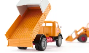 SIKU Super – súprava Mercedes-Benz 710 prevážajúca nakladač 411 Bölling, 1:50