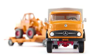 SIKU Super – súprava Mercedes-Benz 710 prevážajúca nakladač 411 Bölling, 1:50