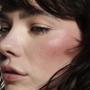 MAC Cosmetics Strobe Liquid Blush tekutá lícenka odtieň Plummy Bare 4.3 ml