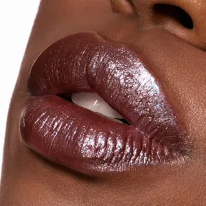MAC Cosmetics Dazzlelips Crayon trblietavý rúž v ceruzke odtieň Cosmic Plum 1.5 g