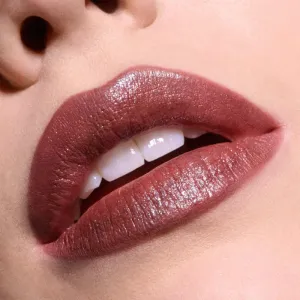MAC Cosmetics Dazzlelips Crayon trblietavý rúž v ceruzke odtieň Cosmic Plum 1.5 g