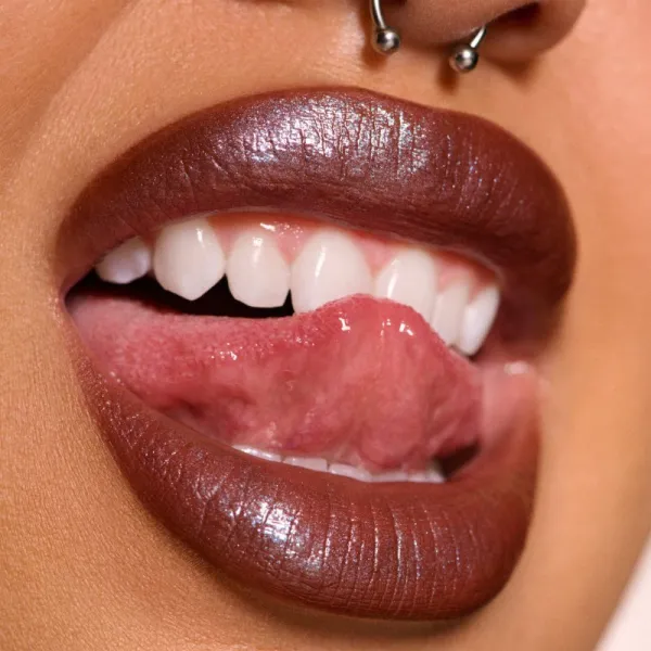 MAC Cosmetics Dazzlelips Crayon trblietavý rúž v ceruzke odtieň Cosmic Plum 1.5 g