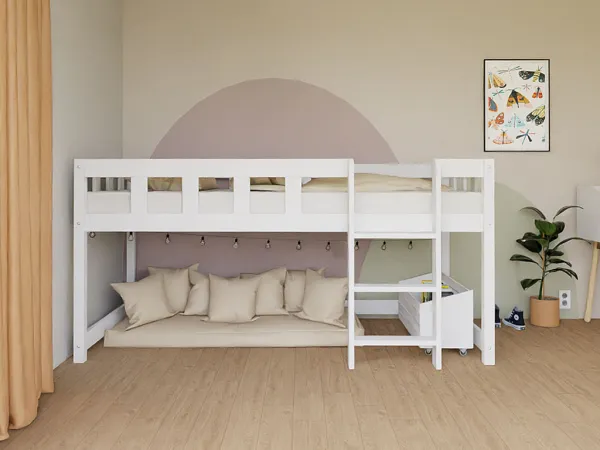 Benlemi Nízka vyvýšená posteľ PLOTTY s rebríkom 90x200 cm Zvoľte farbu: Nelakovaná, Zvoľte variantu: Bez závesu, Zvoľte stranu: Vpravo