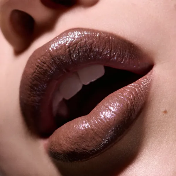 MAC Cosmetics Dazzlelips Crayon trblietavý rúž v ceruzke odtieň Gem Stone 1.5 g