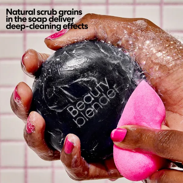 beautyblender® Tool Scrub Charcoal tuhý čistič na make-up hubky a štetce 150 g