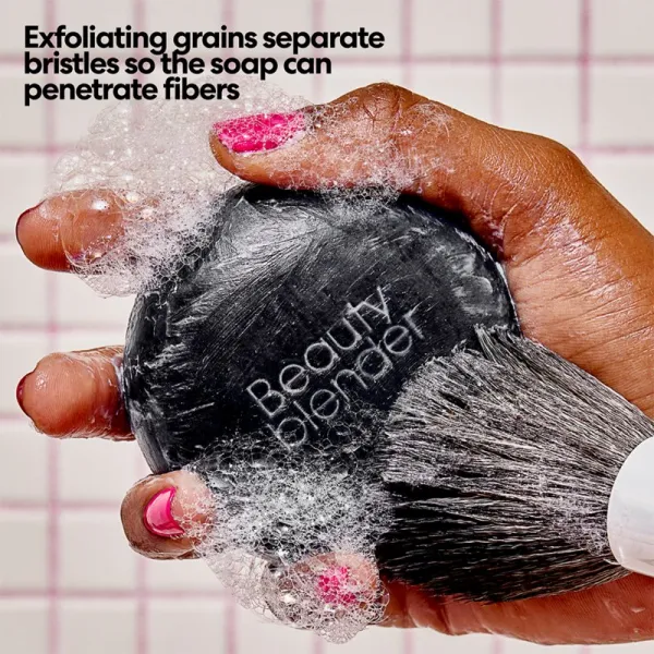 beautyblender® Tool Scrub Charcoal tuhý čistič na make-up hubky a štetce 150 g