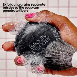 beautyblender® Tool Scrub Charcoal tuhý čistič na make-up hubky a štetce 150 g