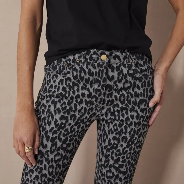 Úzke dlhé nohavice, leopardia potlač
