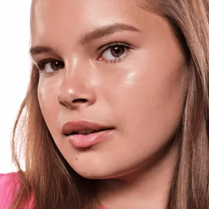 essence BABY GOT GLOW rozjasňujúca tyčinka pre žiarivý lesk odtieň 20 Rosy Glaze 5.5 g