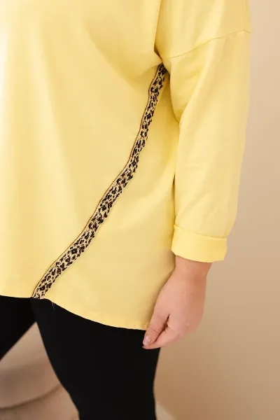 Plus size dámska blúzka s leopardím lemom