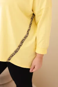 Plus size dámska blúzka s leopardím lemom