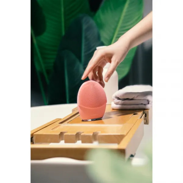 FOREO LUNA™4 masážny prístroj na čistenie a spevnenie tváre normálna pleť