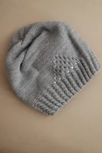 Dámska zimná čiapka s ozdobným vzorom a kamienkami