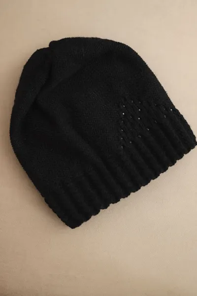 Dámska zimná čiapka s ozdobným vzorom a kamienkami