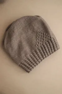 Dámska zimná čiapka s ozdobným úpletom a cvokmi