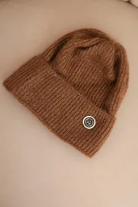 Legínovo Dámska zimná čiapka s ozdobným gombíkom béžová. Farba: Svetlohnedá, Veľkosť: UNI